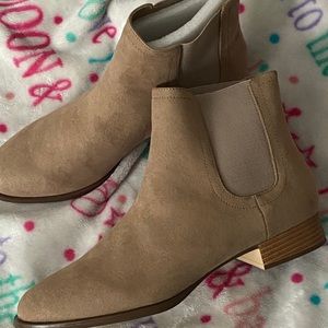 JustFab “Classic Girl” Chelsea boot brand new